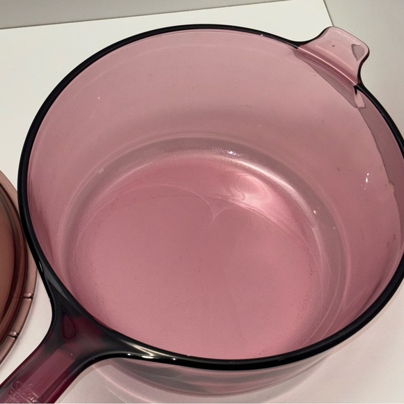 Vintage Vision Corning Pyrex 2.5 L cranberry pot with lid - Picture 3 of 11